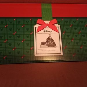 I'm selling brand new Mackey mouse Christmas scentsy warmer